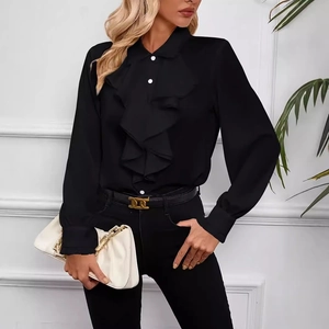 Camicia nera da donna a maniche lunghe con volant a strati e bottoni bianchi stile autunno
