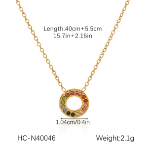 Dimensions détaillées et poids du collier cœur serti de zircons multicolores brillants