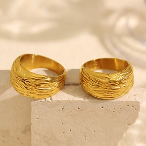 Set di eleganti anelli in acciaio al titanio dorato con trama a onde irregolari