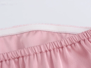 Détail de la taille élastique plissée rose avec bordure blanche et texture de tissu