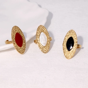 Bagues vintage en acier inoxydable avec émail coloré en rouge vin, blanc et noir élégant