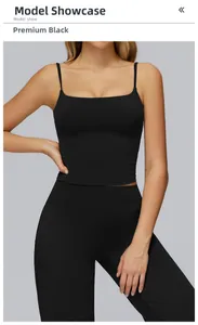 Détail de l'ensemble de yoga noir mat avec débardeur col carré et leggings hauts