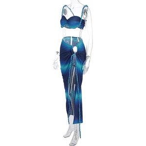Détail de l'ensemble de plage dégradé bleu avec haut lacé et jupe longue à anneau métal