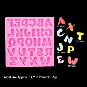 Dettaglio macro dello stampo in silicone rosa con lettere A-Z e dimensioni fai-da-te