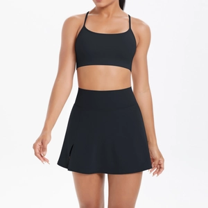 Vue de face ensemble de yoga noir comprenant un soutien-gorge de sport et jupe de tennis