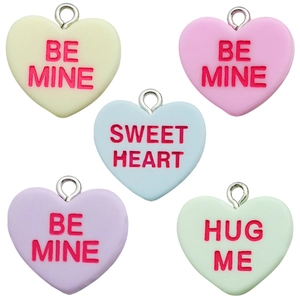 Πολύχρωμα Be Mine μενταγιόν καρδιάς από ρητίνη με μεταλλικούς κρίκους σε λευκό