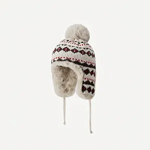 Détail de la doublure en fausse fourrure et de la maille jacquard du bonnet d'hiver