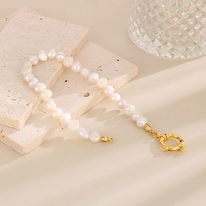 Détail du bracelet en perles d'eau douce baroques avec fermoir métallique doré réglable