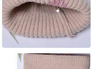 Details einer khakifarbene Strickmütze mit dickem rosa Fleece-Futter und Rippenstruktur