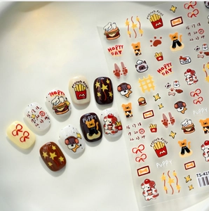 Detalle de pegatinas de uñas de cachorros y hamburguesas con hoja y diseño aplicado