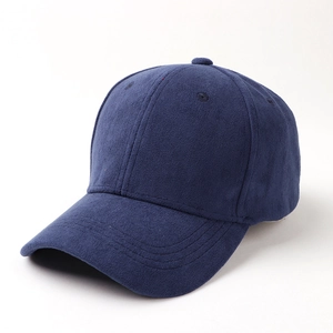 Dettaglio del cappellino da baseball in pile blu scuro con struttura a sei pannelli
