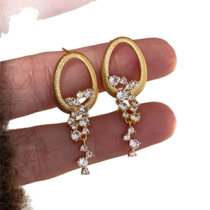 Boucles d'oreilles élégantes à pompons dorés avec oxydes de zirconium blancs et clous en argent