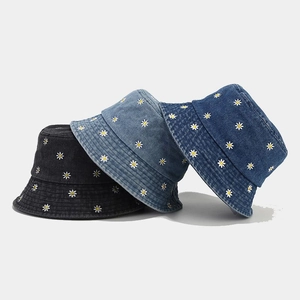 Tre cappelli a secchiello in denim ricamati in grigio scuro, azzurro e blu medio