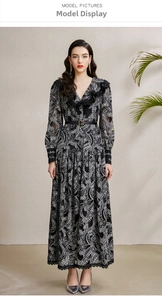 Détails du col en V avec bordure en dentelle et motif paisley sur robe longue