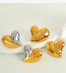 Détail de boucles d'oreilles cœur en acier titane avec une finition miroir polie