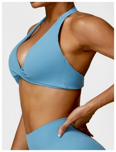 Gros plan d'un soutien-gorge de yoga bleu clair avec détail de nœud torsadé sur le devant