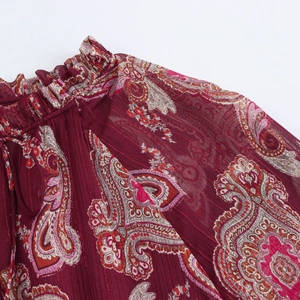 Détail de robe paisley rouge foncé avec fil métallique et décolleté plissé élastique