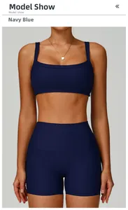 Détail de la texture côtelée bleu marine de la brassière de sport et du short taille haute