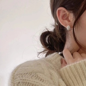 Boucles d'oreilles minimalistes en argent sterling 925 martelé portées par un modèle