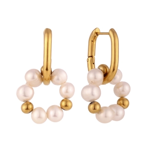Eleganti orecchini a U dorati con perle d'acqua dolce e sfere d'oro su sfondo bianco