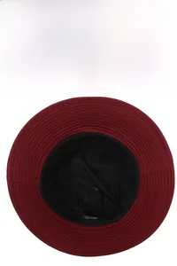 Détail d'un chapeau bob bordeaux avec surpiqûres renforcées et doublure interne