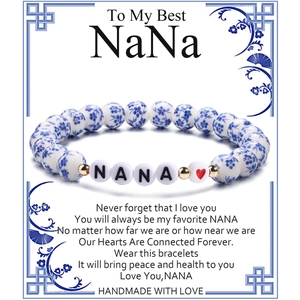 Dettaglio del bracciale in ceramica blu e bianca con scritte NANA su scheda regalo