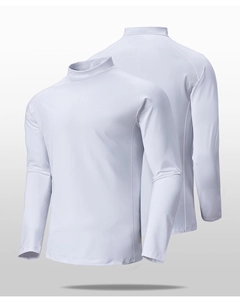 Détail d'un t-shirt de sport blanc à col montant et manches raglan pour homme