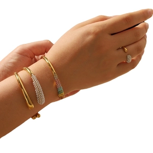 Set di bracciali in acciaio inossidabile placcato oro 18K con zirconi colorati e perle