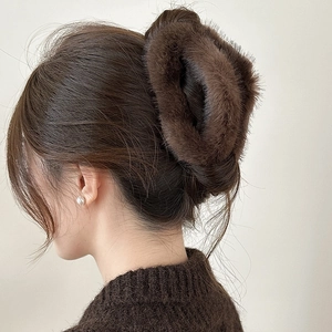 Pince à cheveux en fausse fourrure de vison marron pour cheveux épais sur modèle