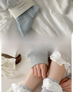 Détails de chaussettes en tricot bleu clair avec bordure dentelle et maille ajourée