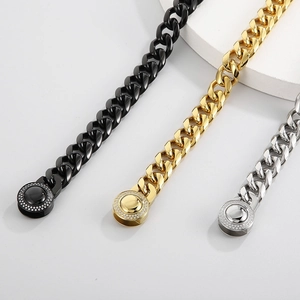 Trois bracelets à maillons cubains noirs, dorés et argentés avec fermoirs incrustés de cristaux