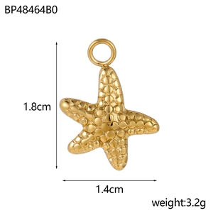 Détail du pendentif étoile de mer doré montrant la taille de 1,8 cm et la texture fine