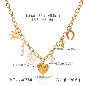 Diagramme détaillé du collier doré à breloques avec spécifications de taille et poids