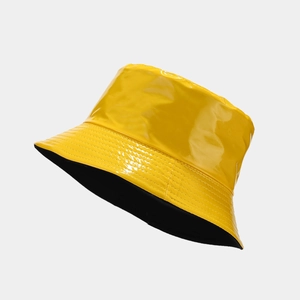 Dettaglio del cappello alla pescatora in ecopelle gialla lucida con cuciture sul bordo