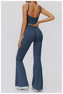 Dettaglio dei pantaloni yoga a campana a vita alta e crop top blu navy arricciato