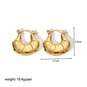 Dettaglio orecchini a cerchio in acciaio inox 18K, dimensioni 2,2x2,1cm e peso di 10,4g