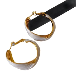 Vintage twisted U-shape hoop earrings in golden metal and glossy white finish