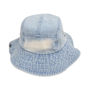 Chapeau bob en denim délavé bleu clair vintage avec bords effilochés et œillets