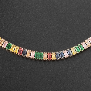Vue détaillée de zircons rectangulaires multicolores sertis sur une base argentée