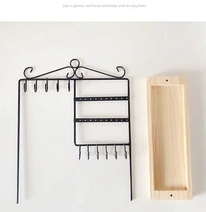Dettaglio dell'organizer per gioielli con rack in metallo nero e vassoio base in legno