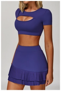 Dettaglio del top da yoga blu navy con elegante ritaglio a mezzaluna per la traspirabilità
