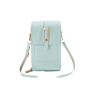 Piccola borsa verticale azzurra da donna con patta e fibbia dorata su sfondo bianco