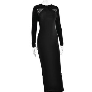 Détail d'une robe longue moulante noire avec manches en résille strassée sur mannequin