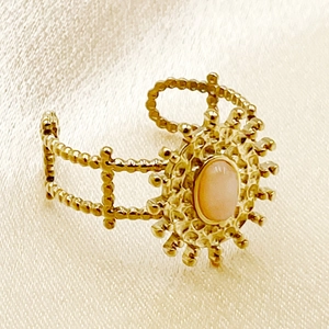Bague réglable plaquée or 18 carats avec pierre rose ovale et texture métallique perlée