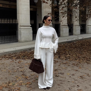 Ensemble en tricot blanc deux pièces avec haut à basque et pantalon large pour femme