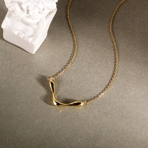 Minimalist 925 sterling silver V-shaped necklace with fluid liquid pendant on stone