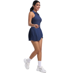 Détail de l'ensemble de sport polo bleu marine avec haut sans manches et jupe de tennis plissée