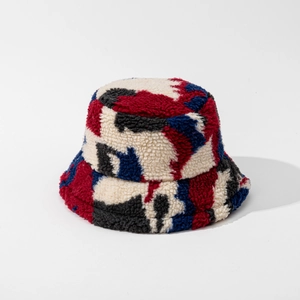 Détail du tissu épais en polaire camouflage sur un bob d'hiver chaud pour adultes