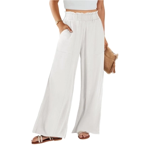 Dettaglio dei pantaloni larghi in lino bianco a vita alta elastica con tasche laterali