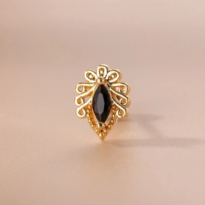 Makroaufnahme von goldfarbenem Edelstahl-Ohrstecker mit schwarzem Vintage-Zirkonia